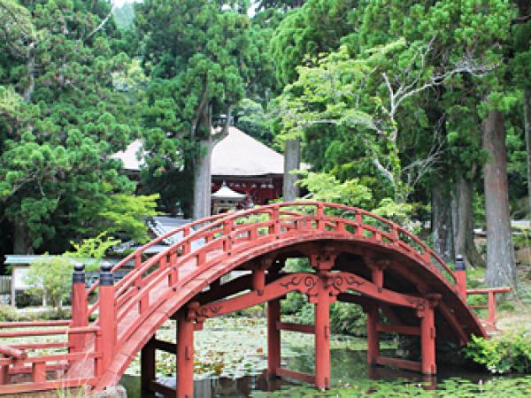 朝熊岳金剛證寺の朱色の橋