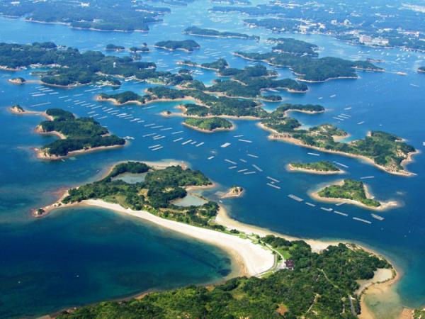 リアス式の美しい海岸線や雄大な湾口までの船旅