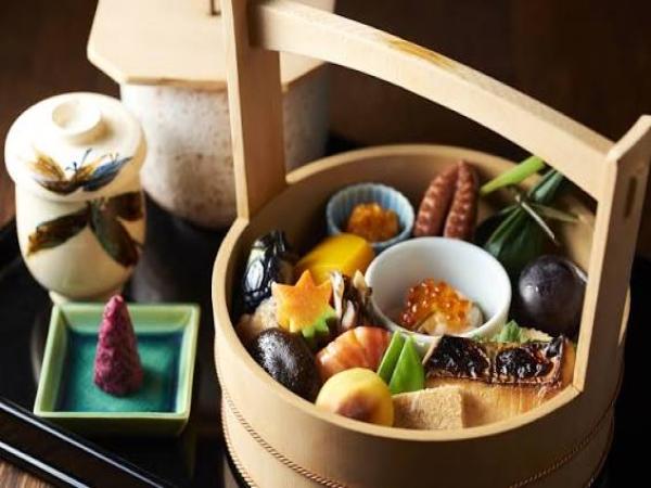 木桶に四季の京料理を盛り込んだ「手をけ弁当」